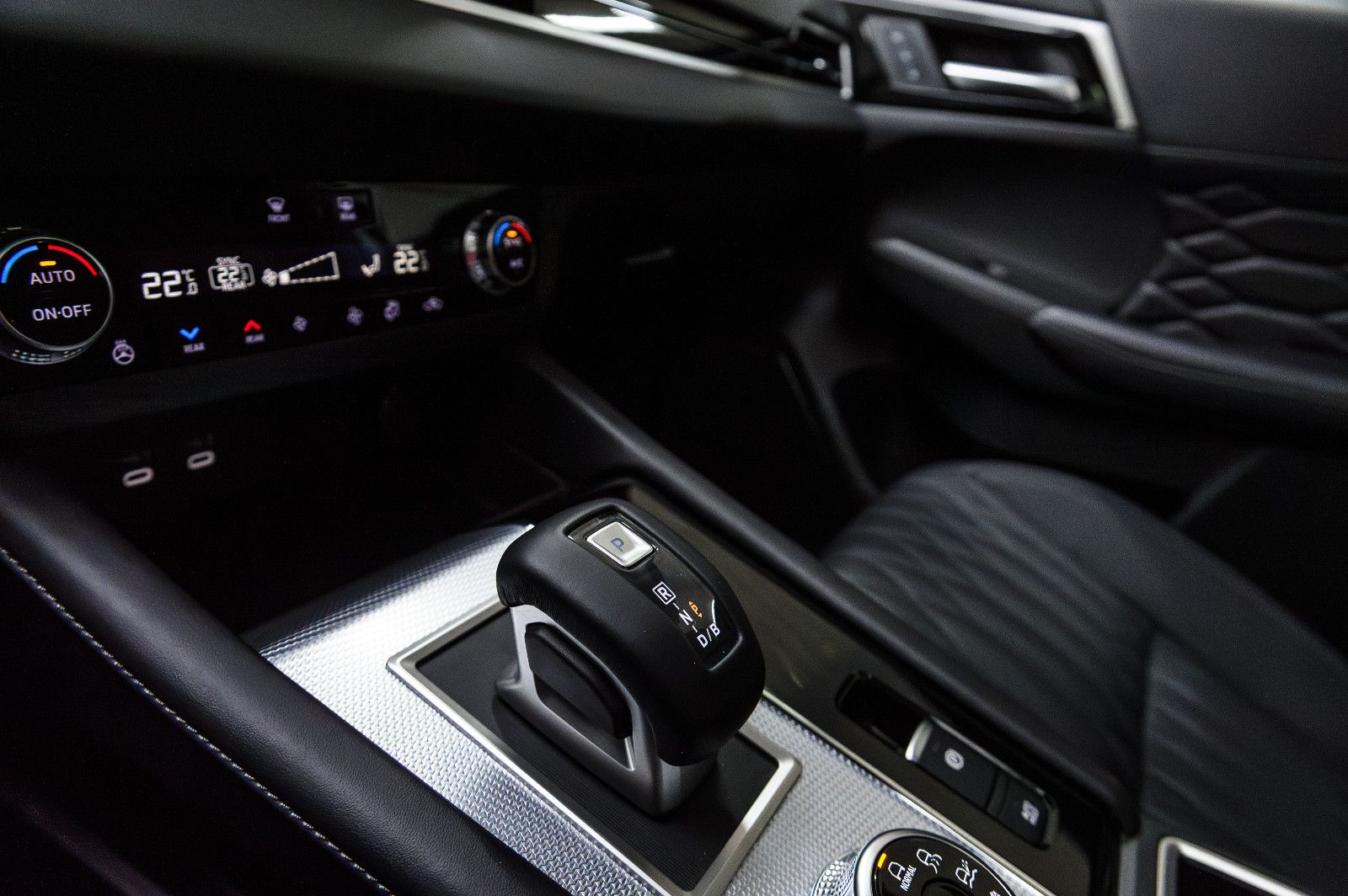 Fahrzeugabbildung Mitsubishi Outlander Top 4WD PHEV Leder LED 4xSHZ 360° HUD