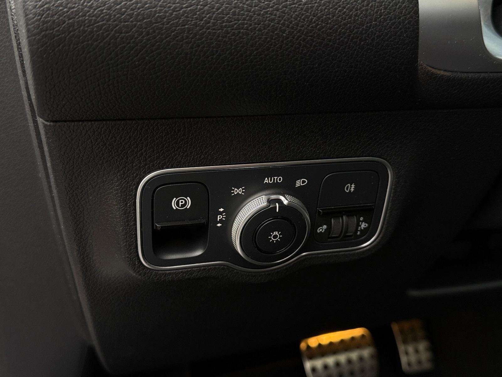 Fahrzeugabbildung Mercedes-Benz GLB 220d 4Matic AMG ACC AHK Kamera Ambiente Pano