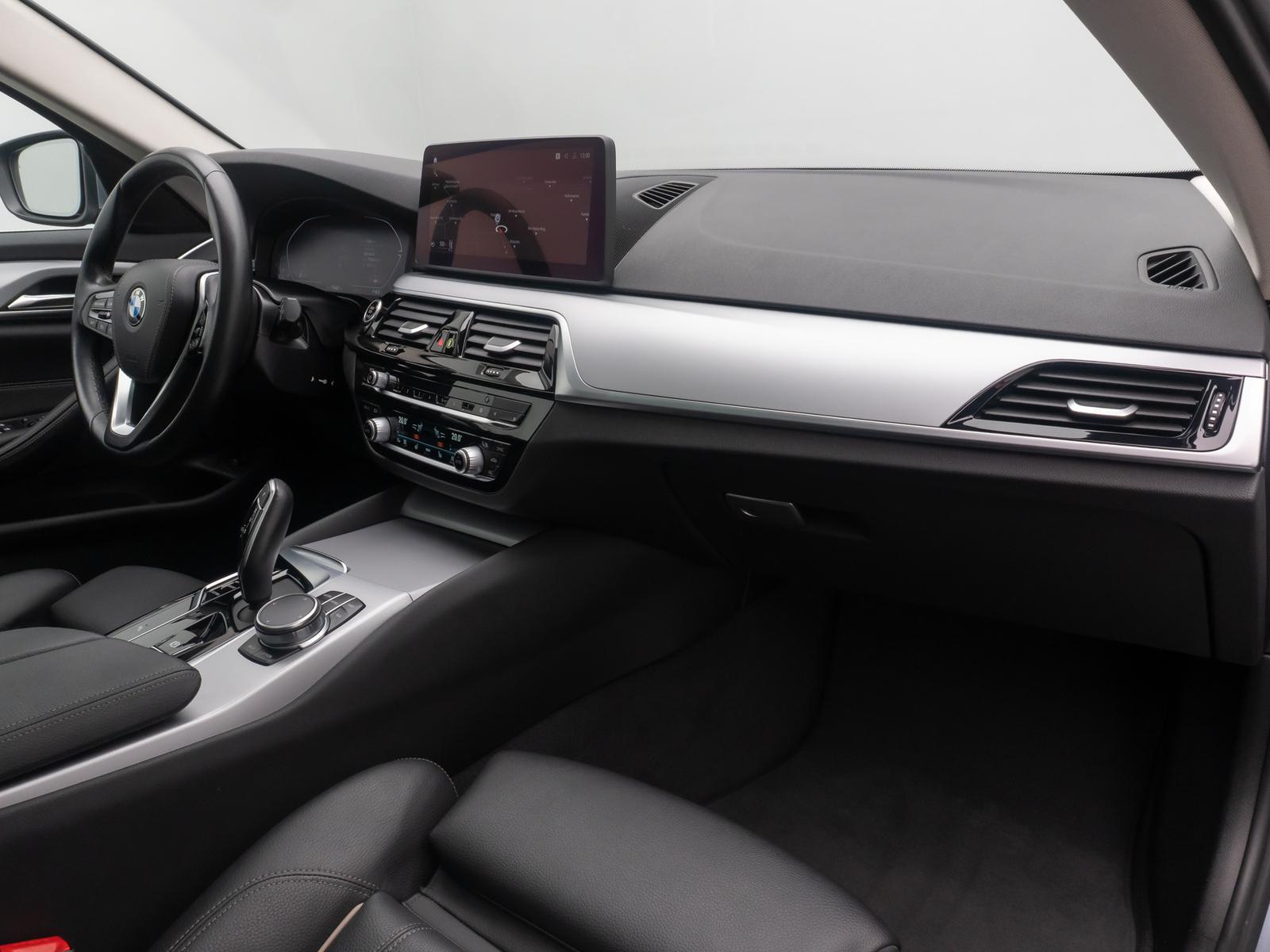 BMW 520d Kamera HUD Alarm Panorama DAB Leder Sport