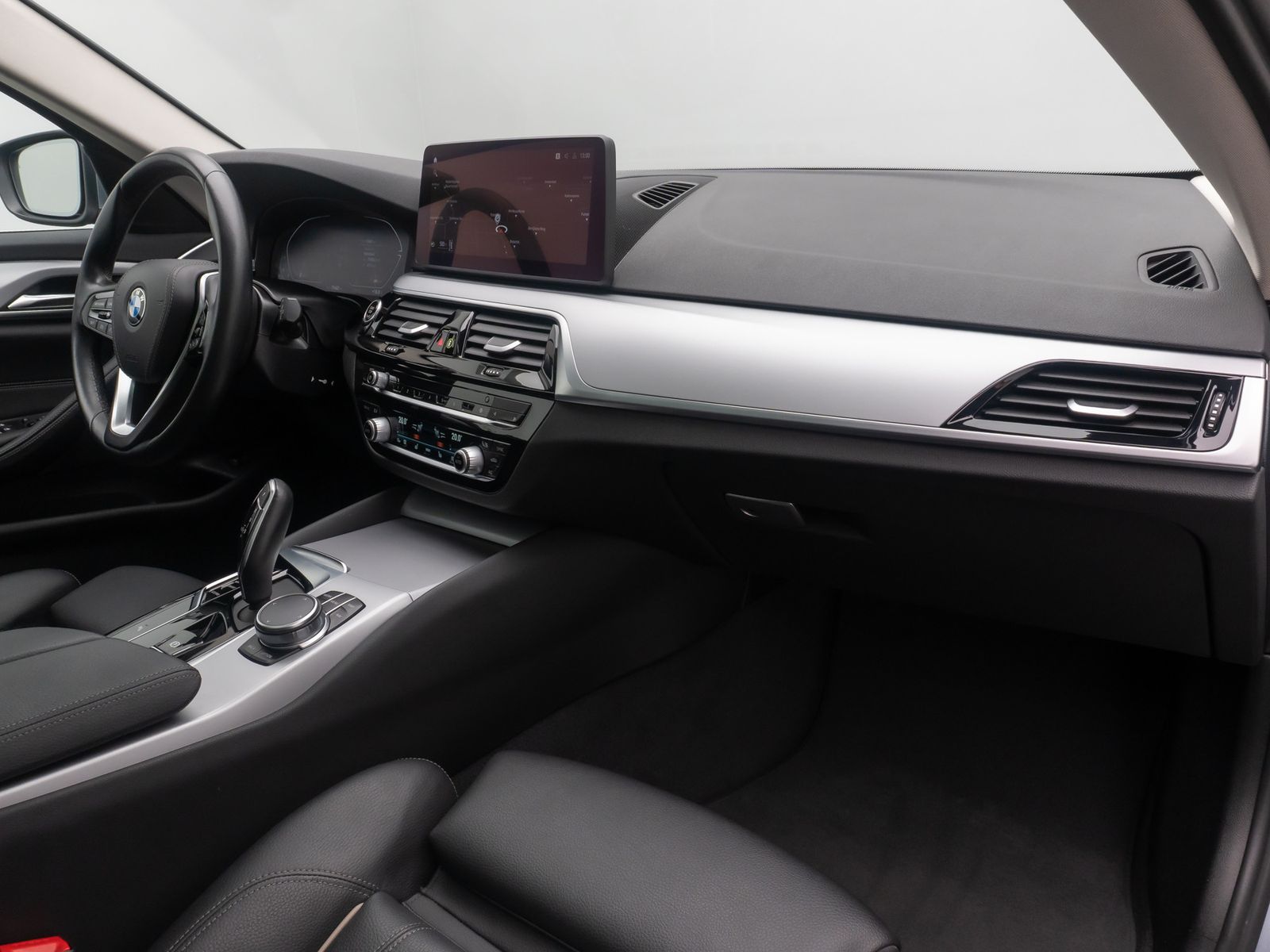 Fahrzeugabbildung BMW 520d Kamera HUD Alarm Panorama DAB Leder Sport