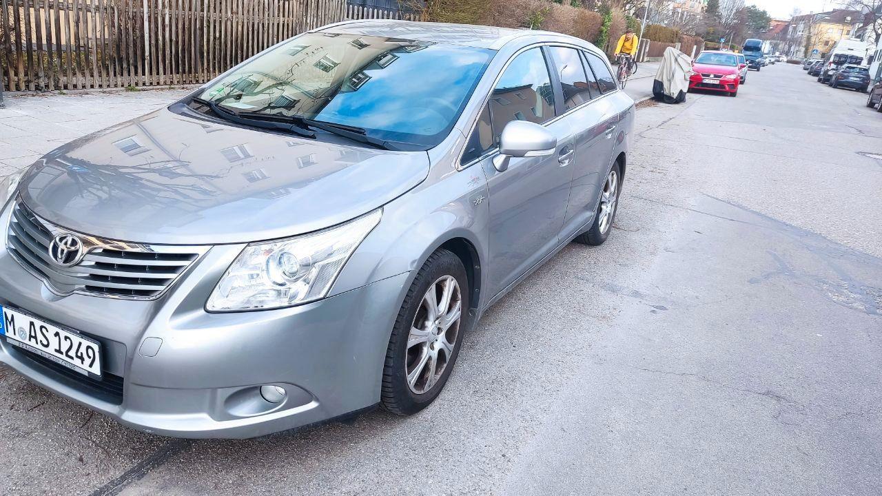 Toyota Avensis 2011 — двигун