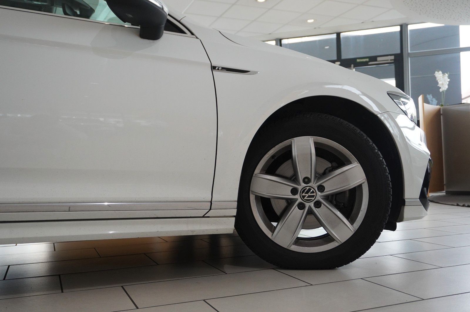 Fahrzeugabbildung Volkswagen Passat VARI. 2.0D R-LINE 4M NAVI/LED/KAMERA/AHK