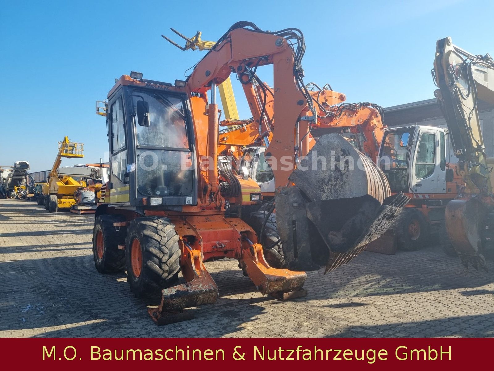 Fahrzeugabbildung MECALAC 12 MTX  / Klappschaufel / Gabel / 3x Tieflöffel