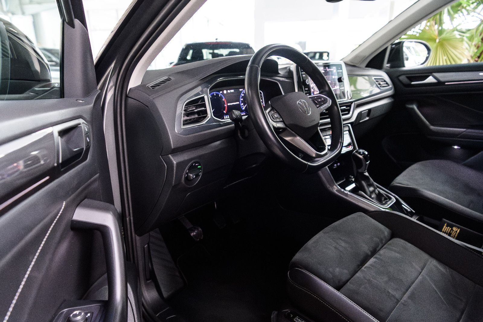 Fahrzeugabbildung Volkswagen T-Roc Style+LED+AHK+ACC+SHZ+GJR+APPCONNECT