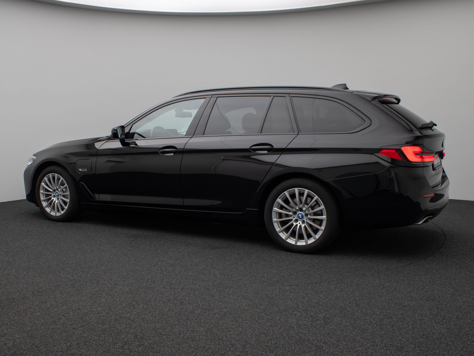Fahrzeugabbildung BMW 530e Panorama DAB HiFi CockPitPro Alarm PDC LED