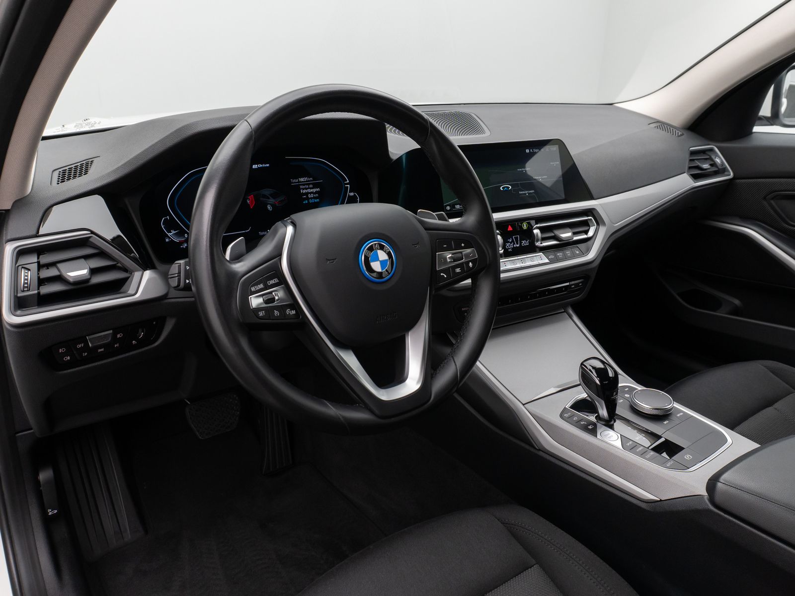 Fahrzeugabbildung BMW 320e 360°DAB WLAN CockPiPro DrivAssis LED Alarm