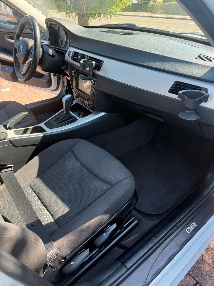 BMW 318 2011 — photo 12