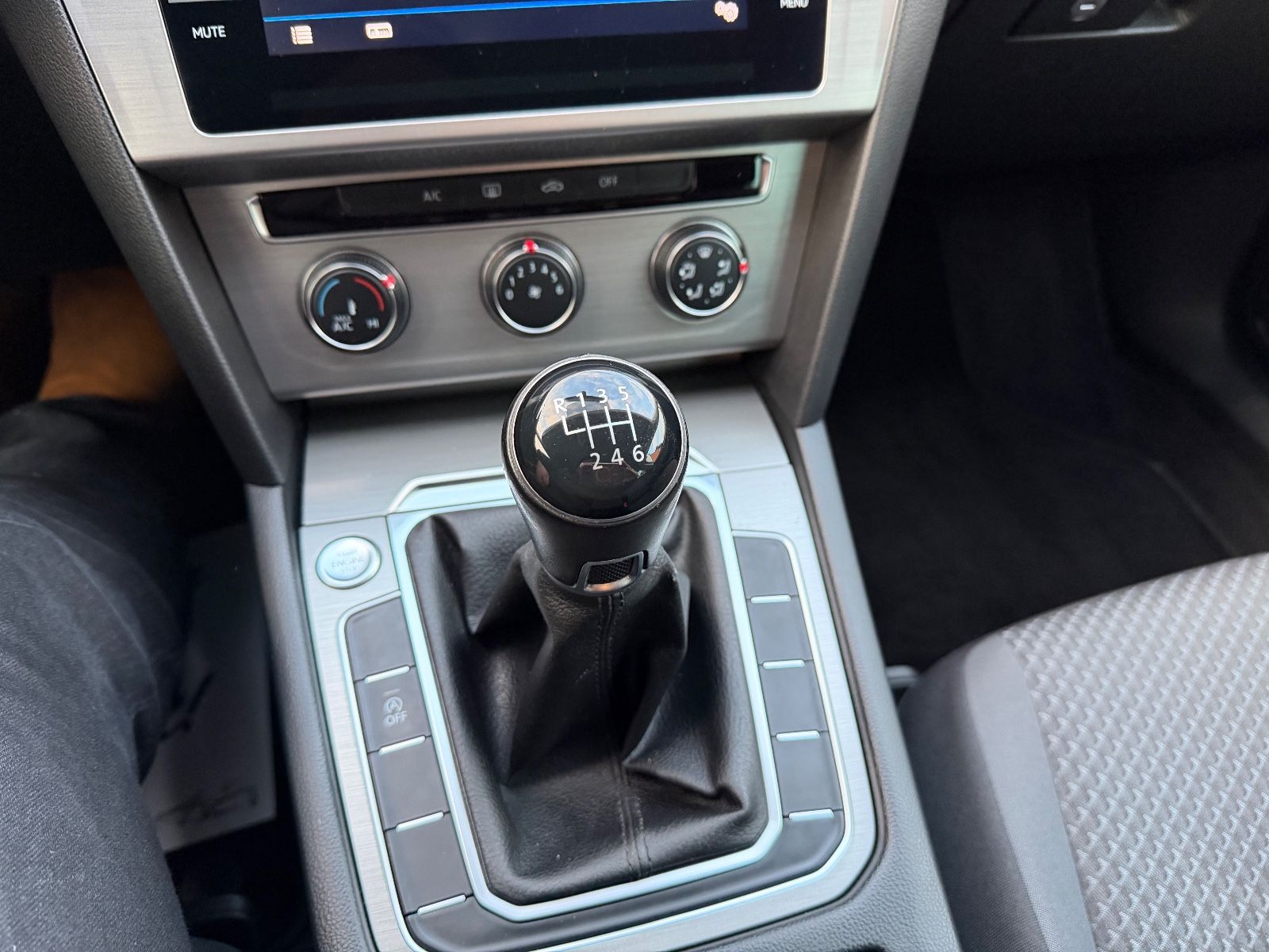Fahrzeugabbildung Volkswagen Passat Variant 2.0 TDI 1-HAND AHK 6-GANG PDC