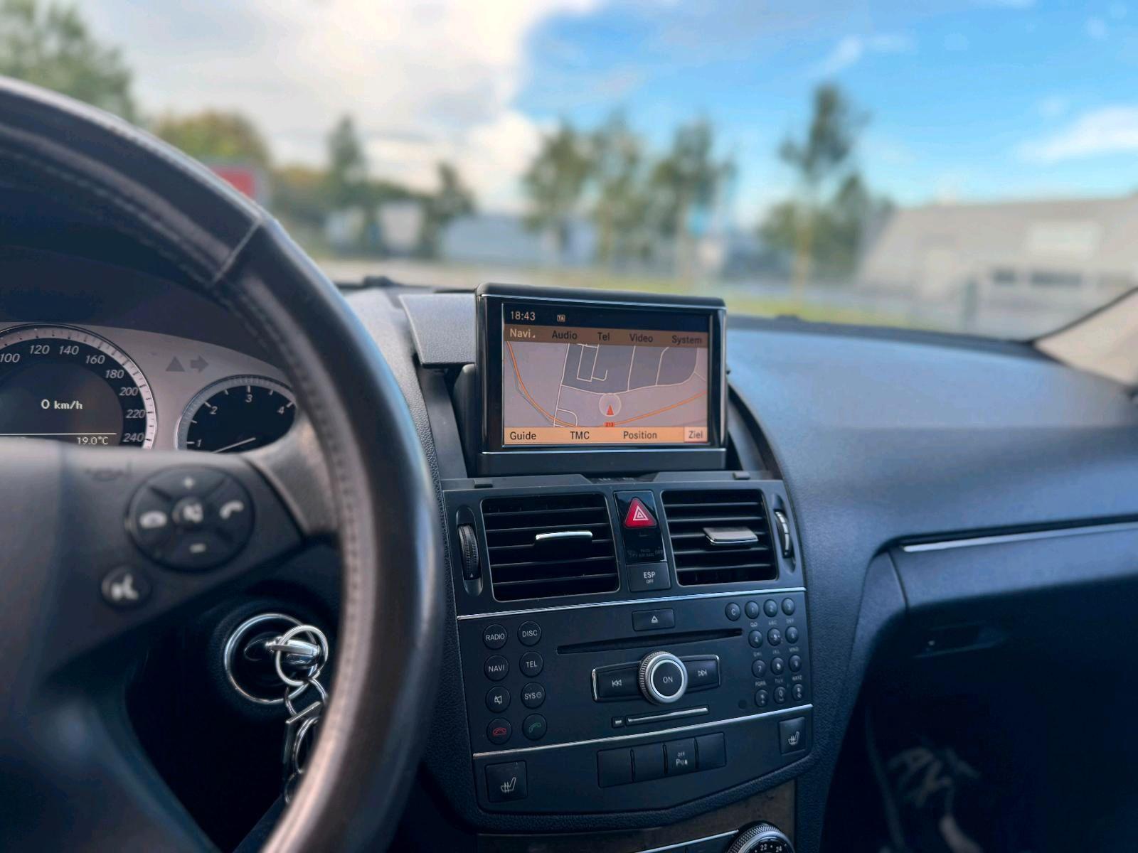 Mercedes-Benz 320 2008 — photo 12
