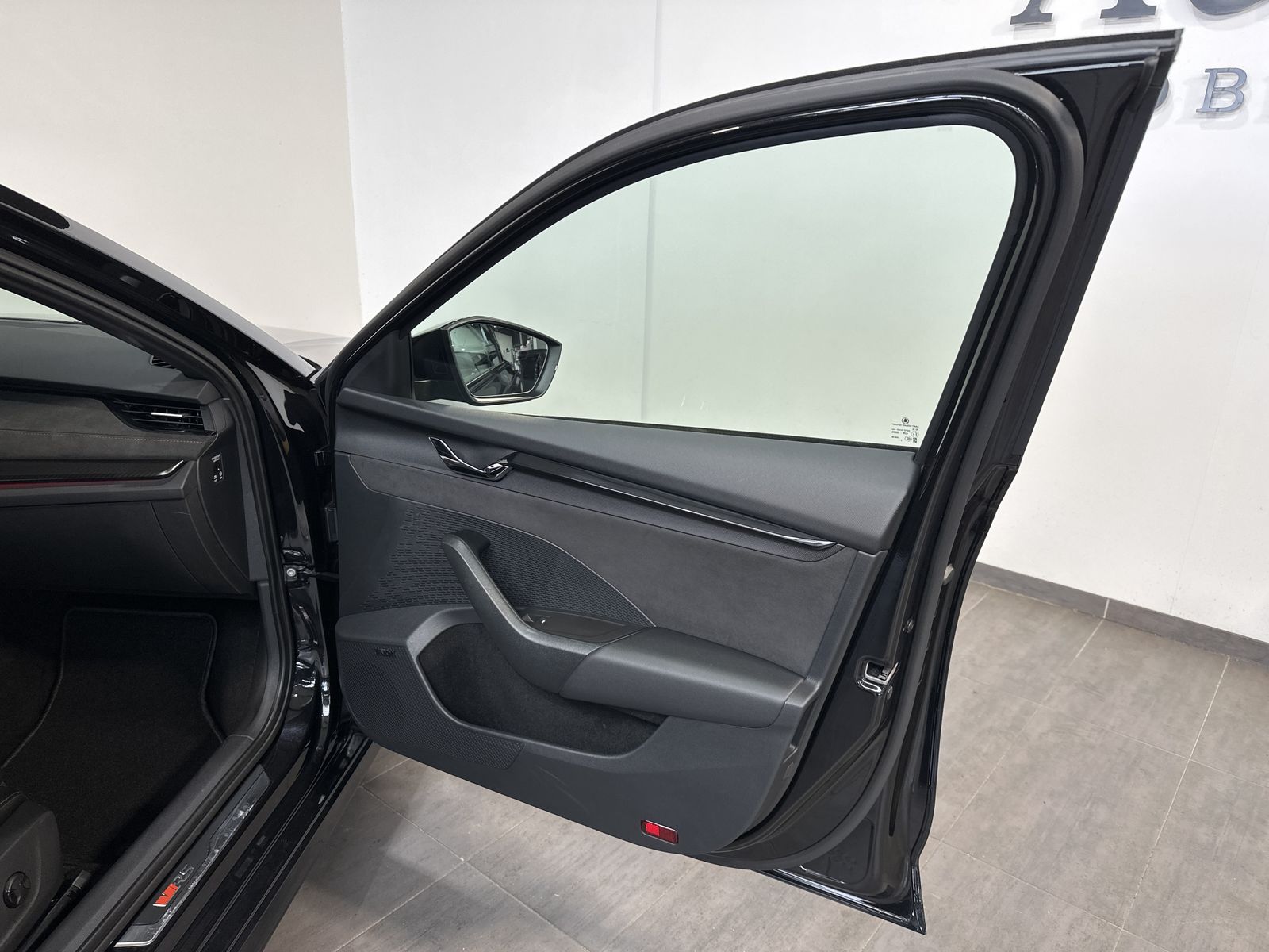 Fahrzeugabbildung SKODA Octavia Combi RS Plus NAV+LED+ACC+AHK+SHZ+CANTON