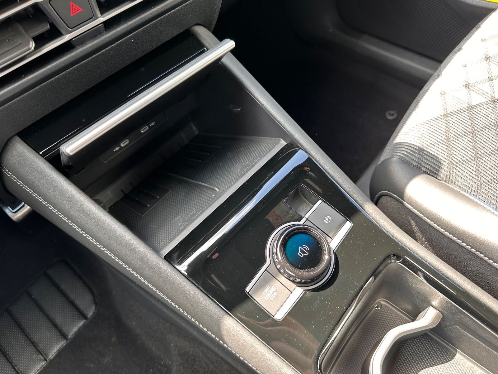 Fahrzeugabbildung Volkswagen Tiguan 1.5 eTSI R-Line DSG AHK/Navi/APP/LED/SHZG