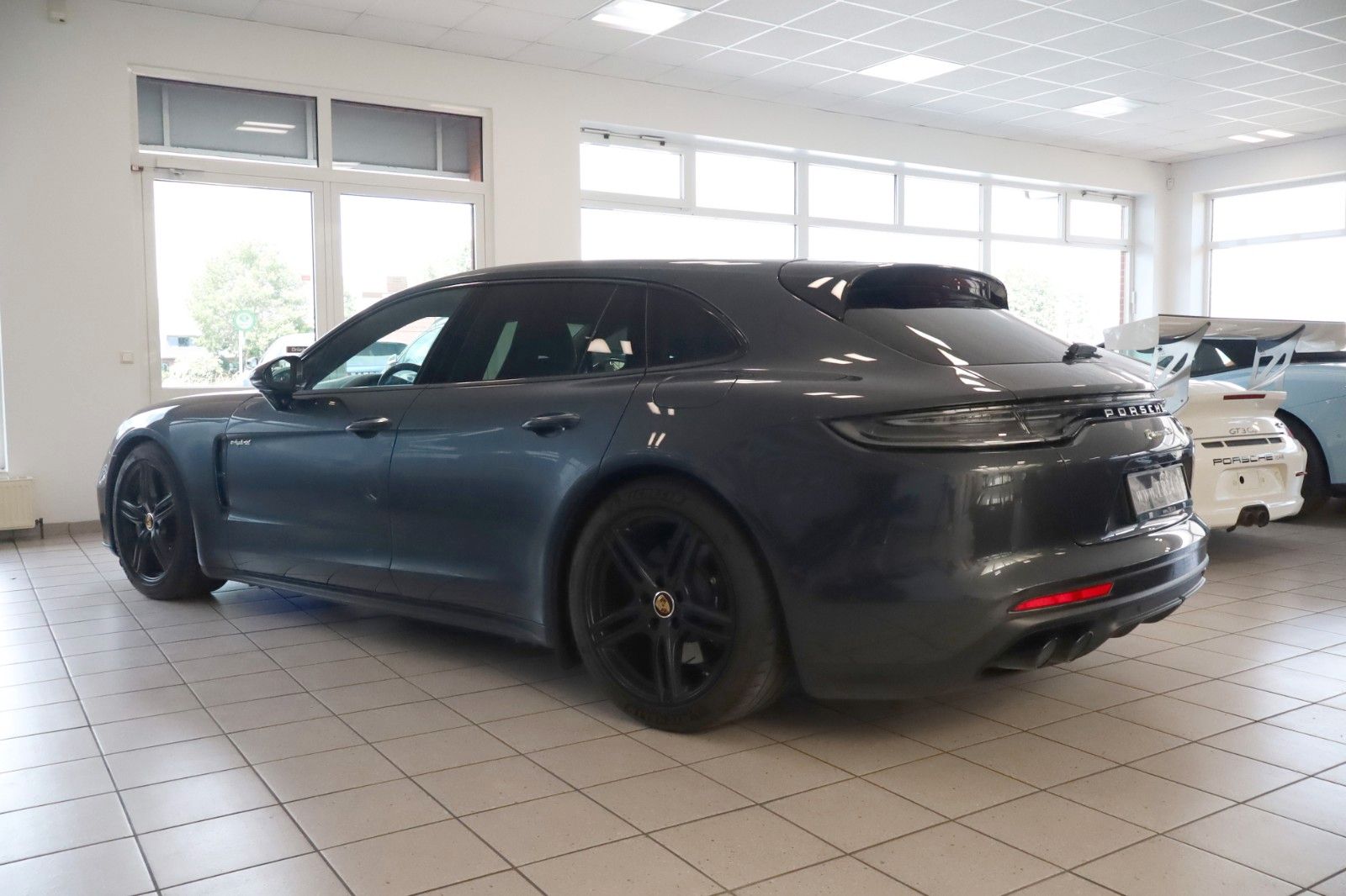 Fahrzeugabbildung Porsche Panamera Sport Turismo 4 E-Hybrid Platinum Edt.