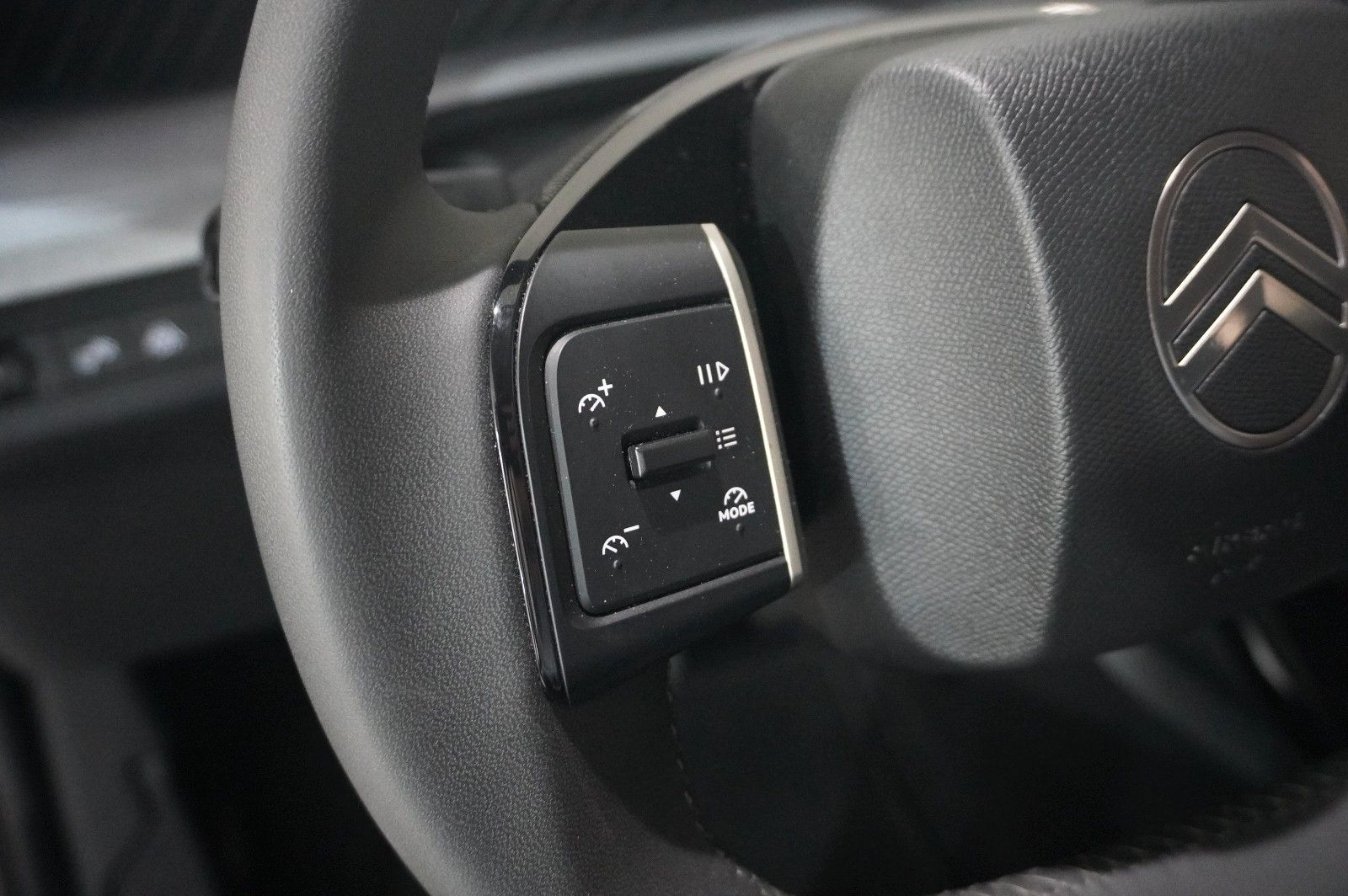 Fahrzeugabbildung Citroën C3 Aircross 1.2 HYBRID PLUS DSC NAVI/LED/KAMERA