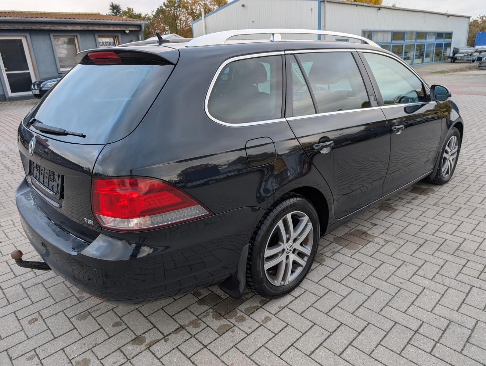 Volkswagen Golf 2011 — interior