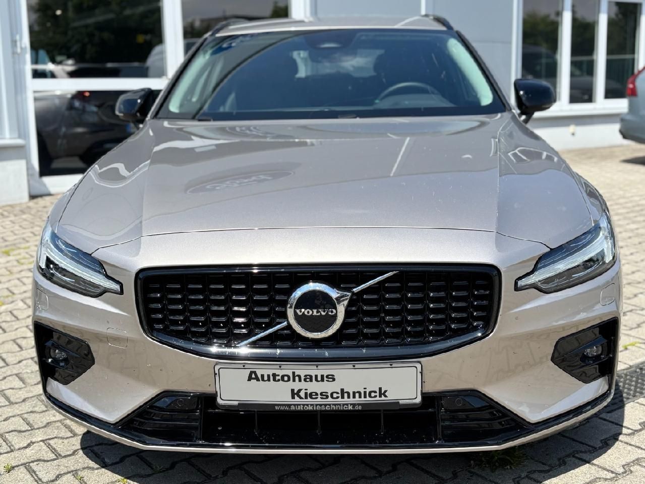 Fahrzeugabbildung Volvo V60 Kombi Plus Dark LED DAB AHK ACC Harman Kardo