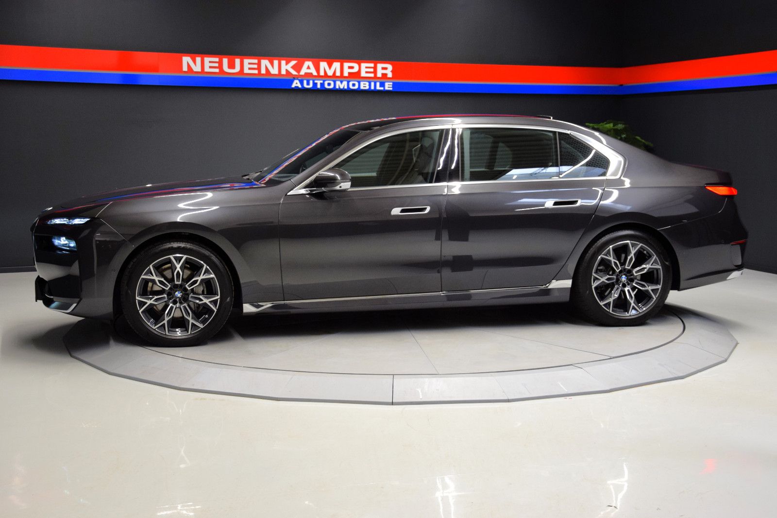 Fahrzeugabbildung BMW 740 d xDrive Kristall Panorama TV Bowers & Wilki