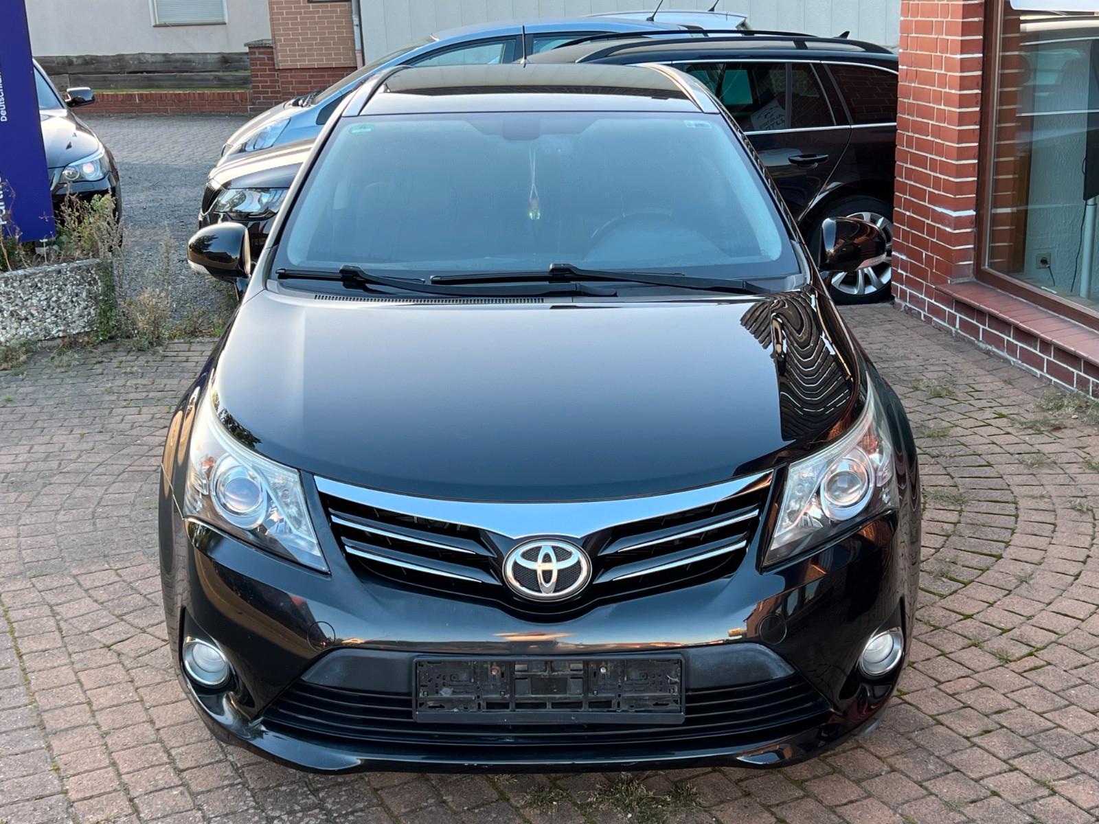 Toyota Avensis 2012 — interior