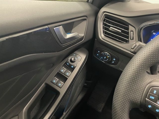 Fahrzeugabbildung Ford Focus ST-Line X LED totWinkAss Schiebedach Kamer