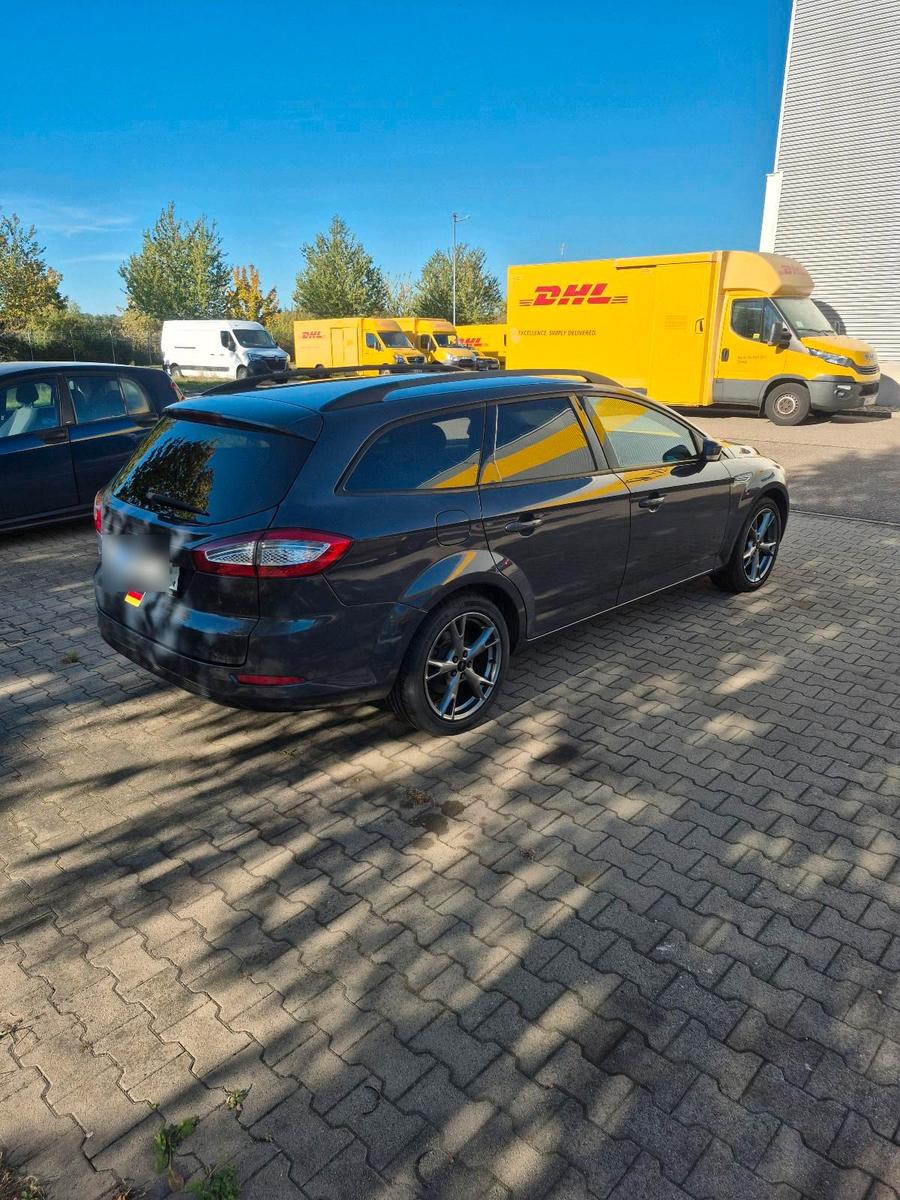 Ford Mondeo 2011 — rear view