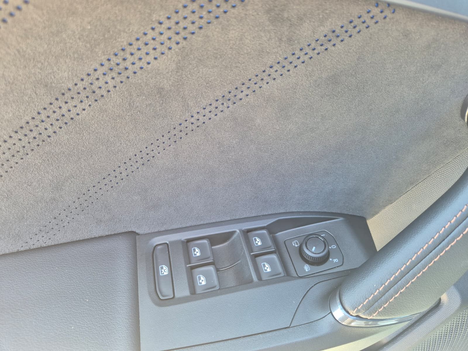 Fahrzeugabbildung CUPRA Leon 2.0 TDI DSG AHK*DYNAMICA*EDGE*LED*5JGARANT.
