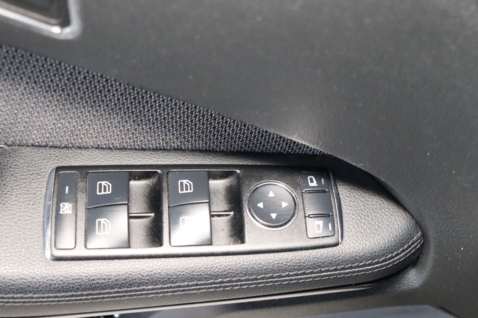 Fahrzeugabbildung Mercedes-Benz E 350 CGI T BlueEFFICIENCY * Navi * Sitzhzg. *