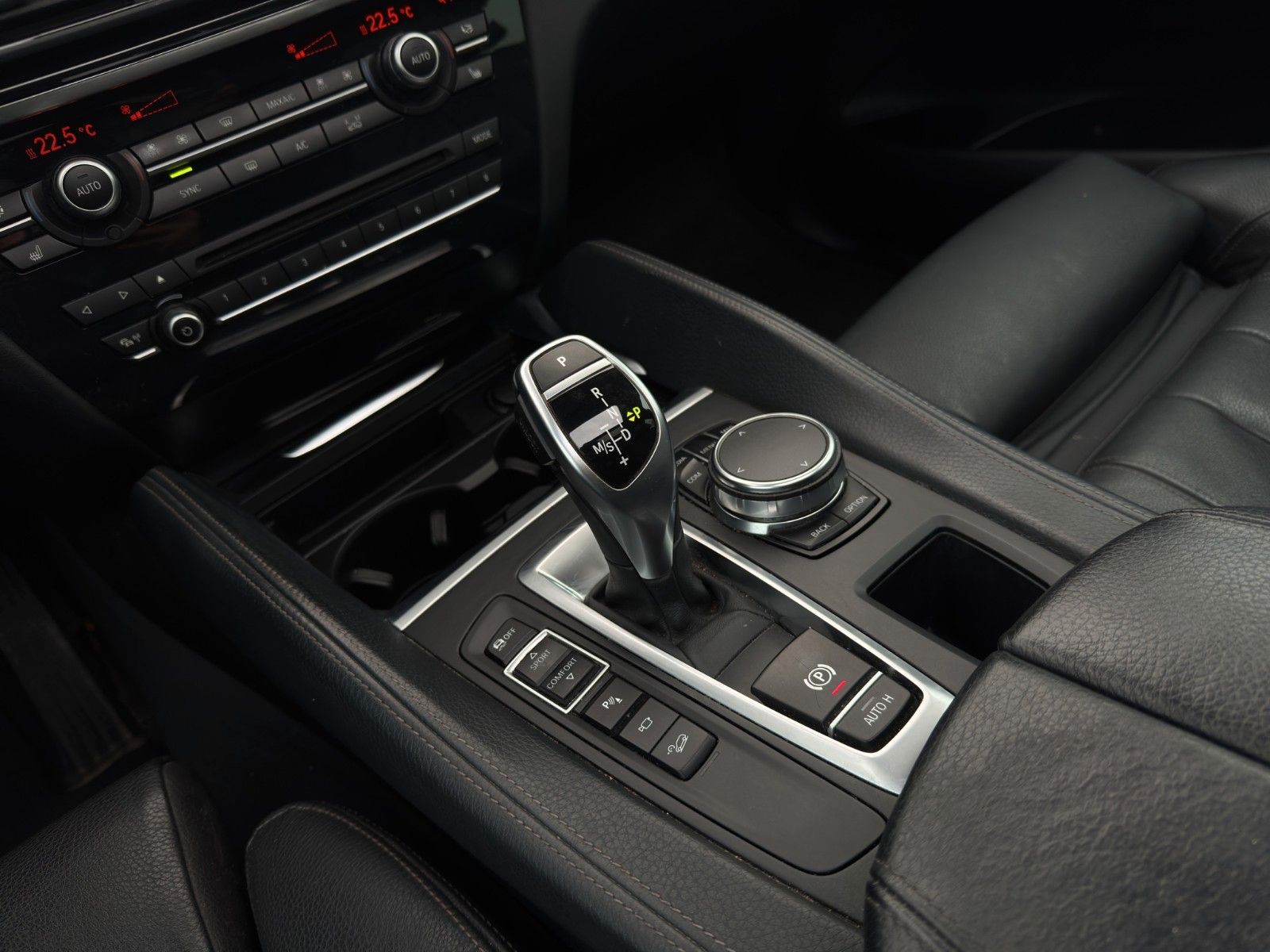 Fahrzeugabbildung BMW X6 xDrive Schiebedach/AHK/360°/M-Paket/H&K