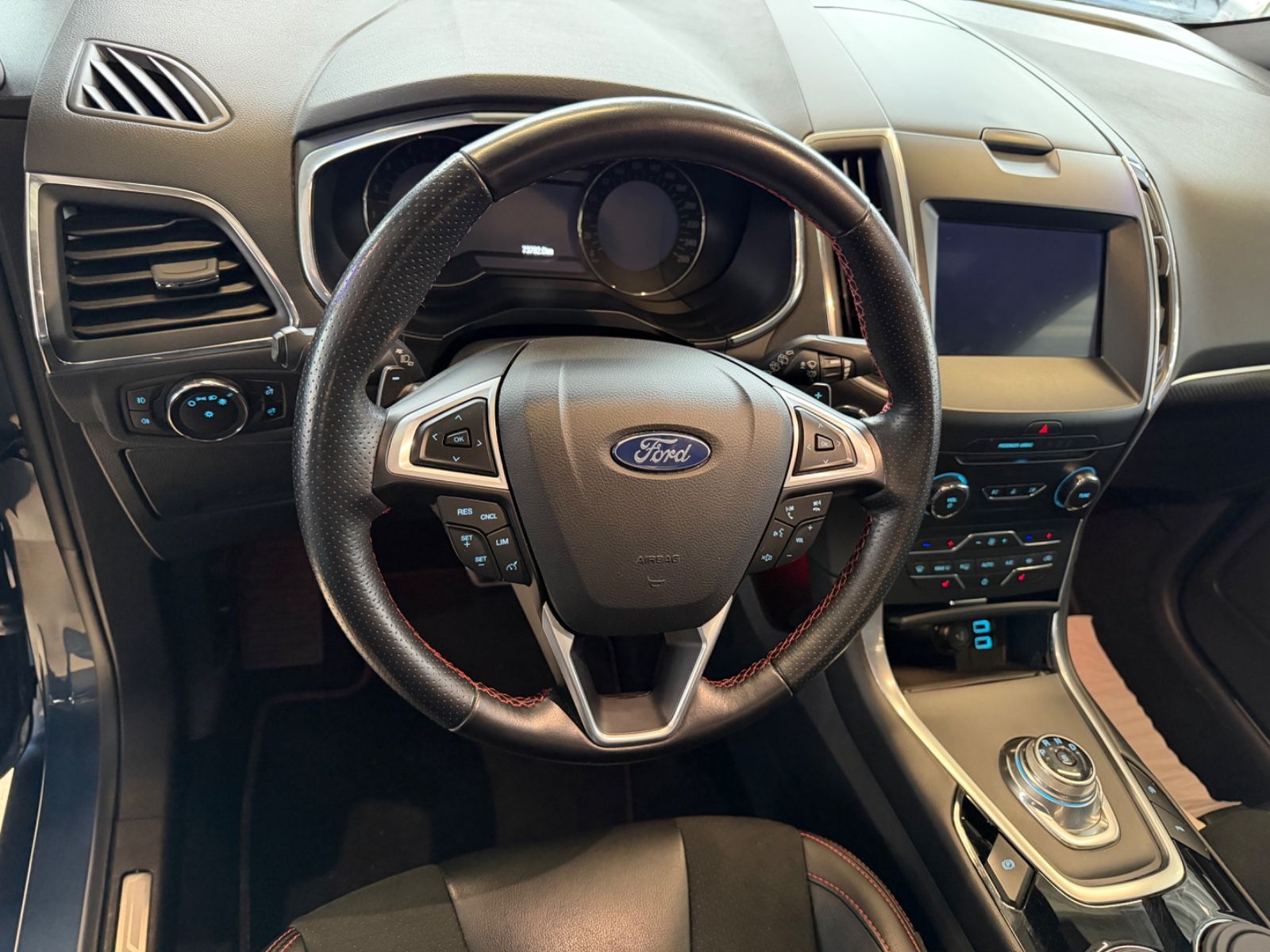 Fahrzeugabbildung Ford S-Max ST-Line *Pano* 7 Sitzer