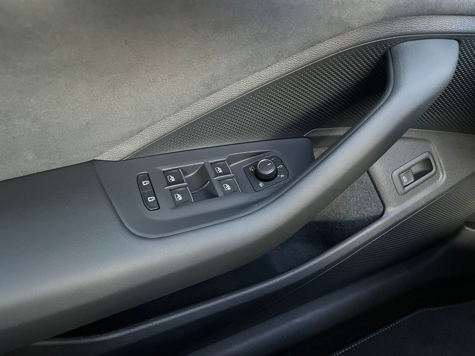 Fahrzeugabbildung Volkswagen Passat Variant R-Line 2.0 TDI DSG 4MOTION *AHK,