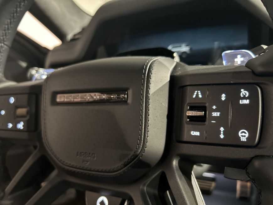 Land Rover Defender 110 P635 Octa Black foto 20
