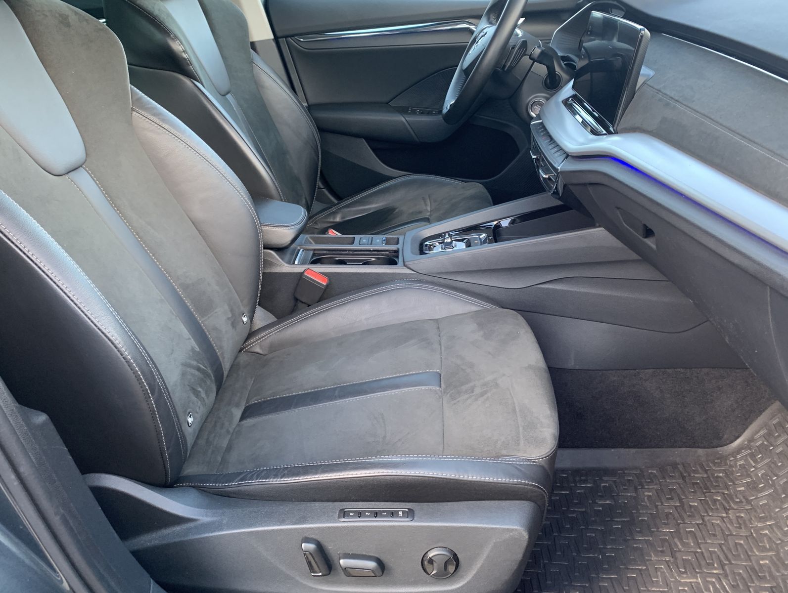Fahrzeugabbildung SKODA Octavia 2.0 TDI*First Edition*Matrix-Beam*Leder*