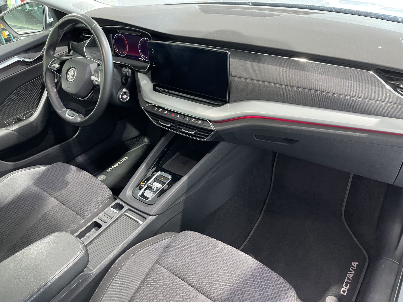 Fahrzeugabbildung SKODA Octavia First Edition 2.0 TDI*AHK*LED-Matrix*