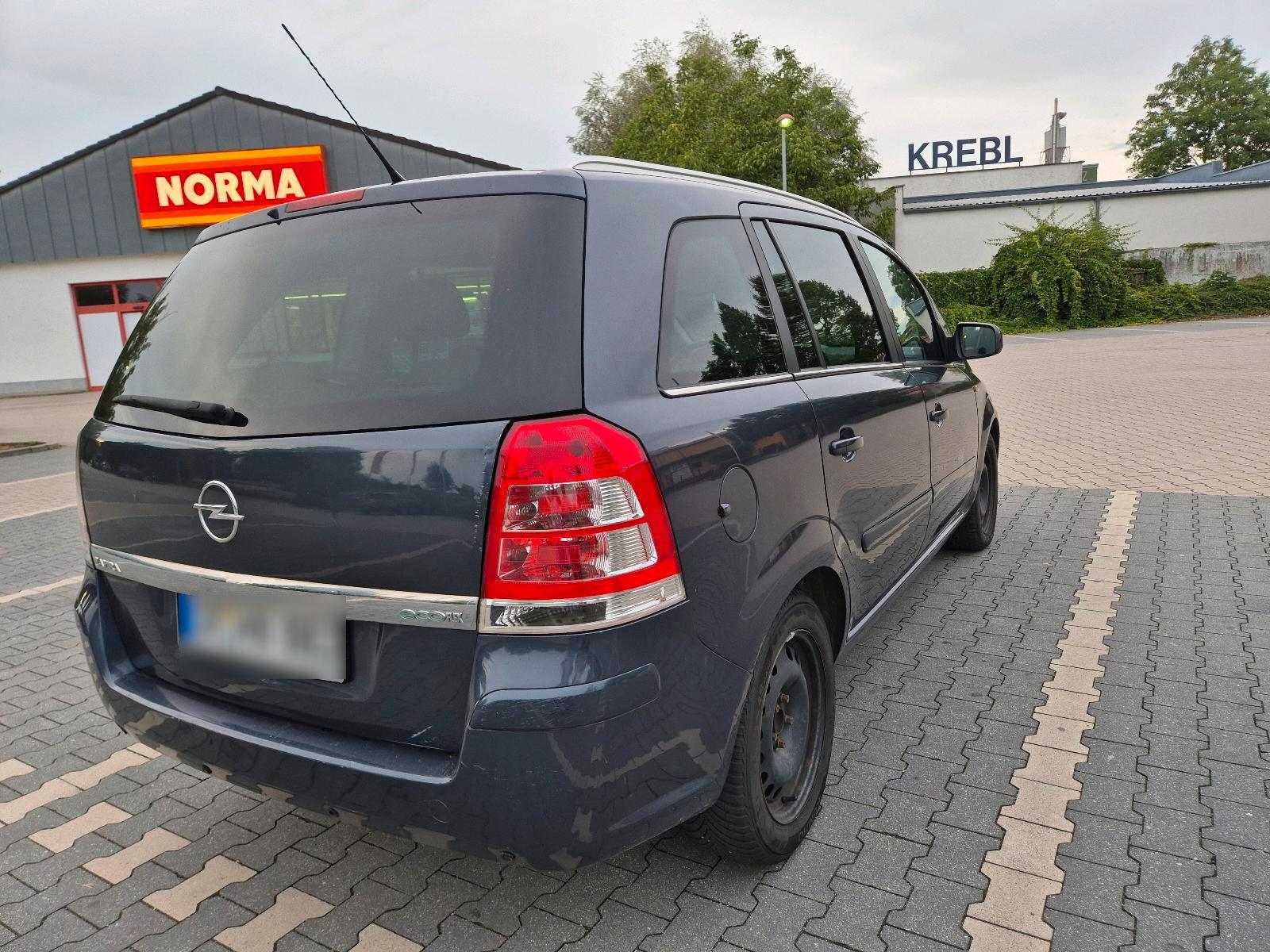 Opel Zafira 2011 — салон