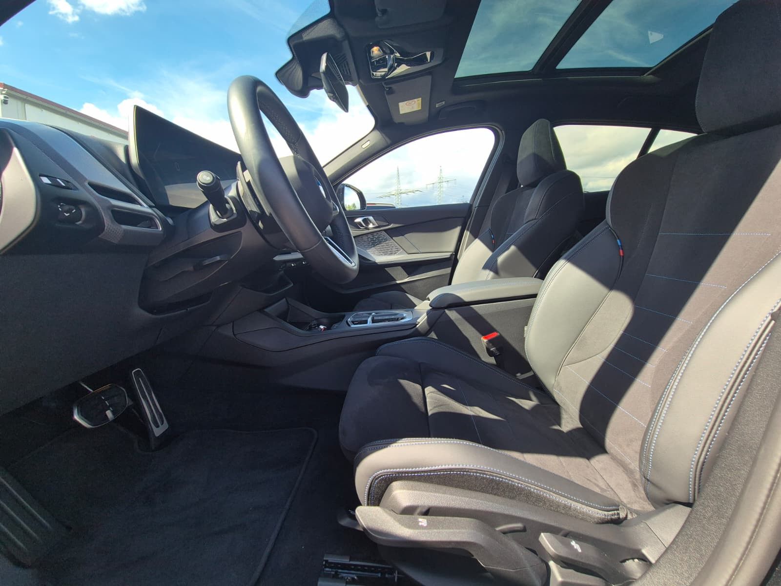 Fahrzeugabbildung BMW 120 i M Sport Adaptiv LED*PANO*AHK*M Alcantara