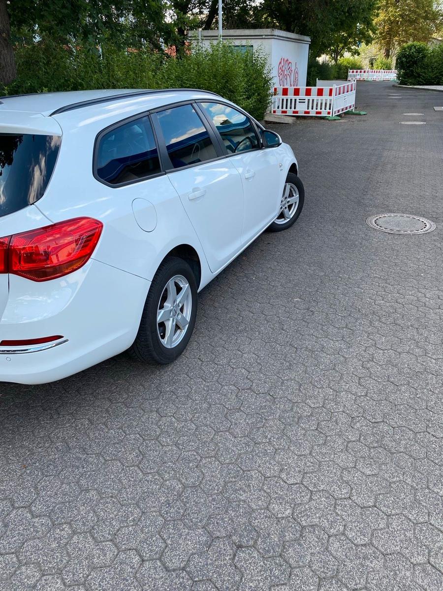 Opel Astra 2014 — engine 110 HP (81kW)