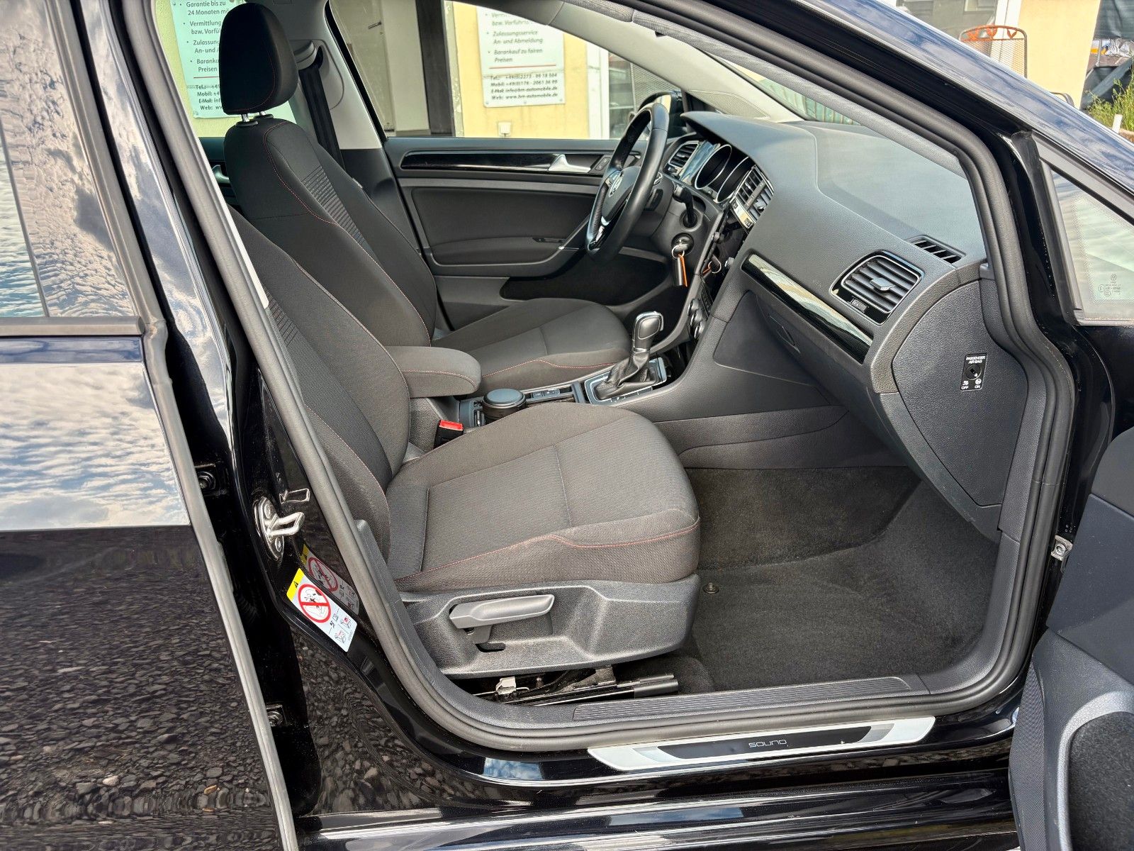 Fahrzeugabbildung Volkswagen Golf VII 1.5 TSI ACT DSG Sound Navi R-LINE ACC