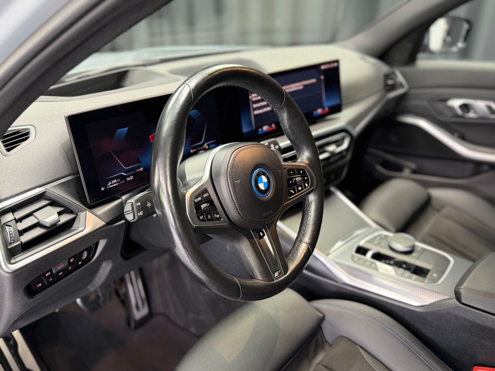 Fahrzeugabbildung BMW 330e Touring M Sport|HEAD-UP|NAVI|HIFI|WIDESCREE
