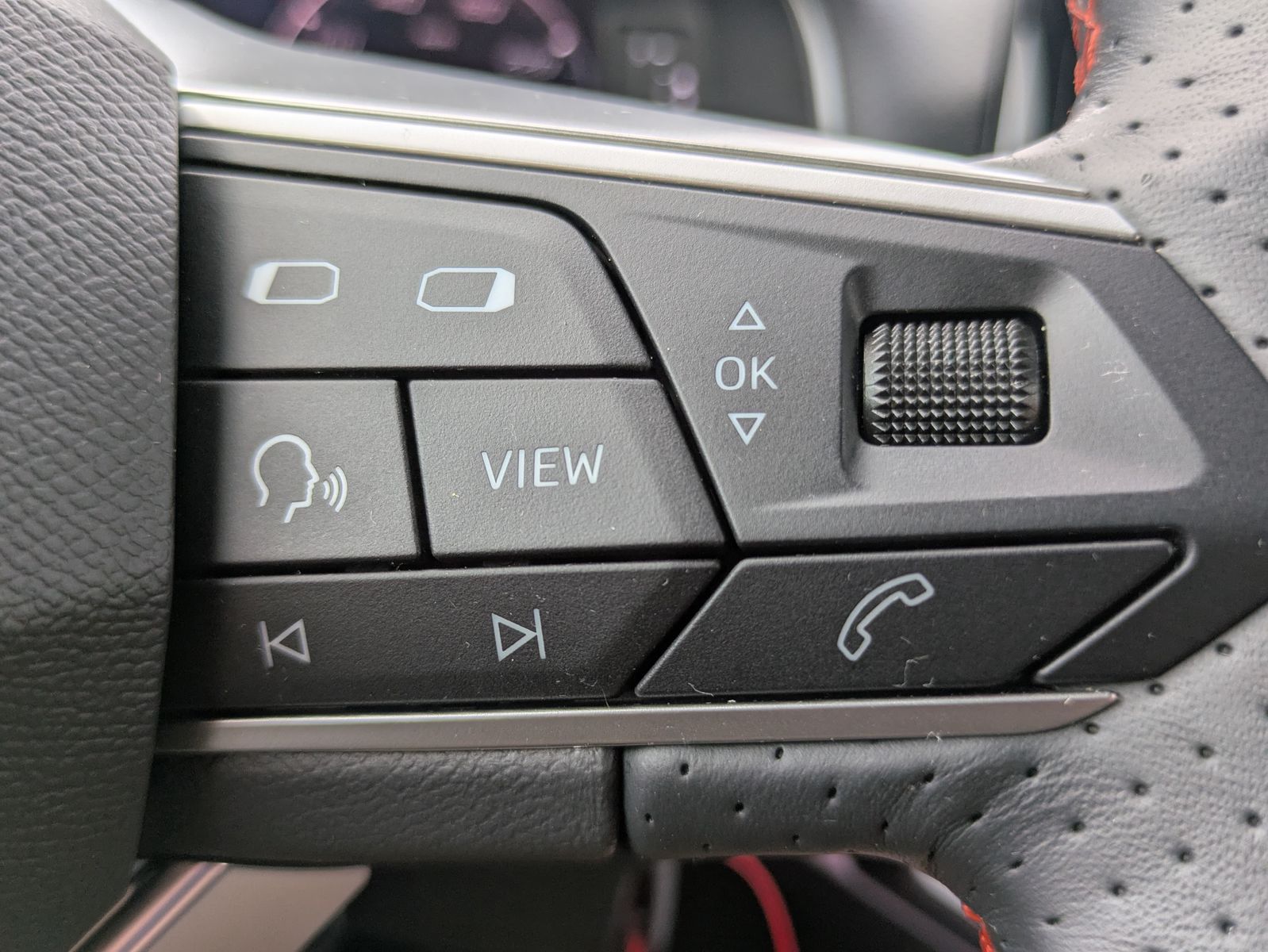 Fahrzeugabbildung SEAT Arona 1.0 TSI FR DSG AHK*ACC*LED*APP*DAB*KAMERA