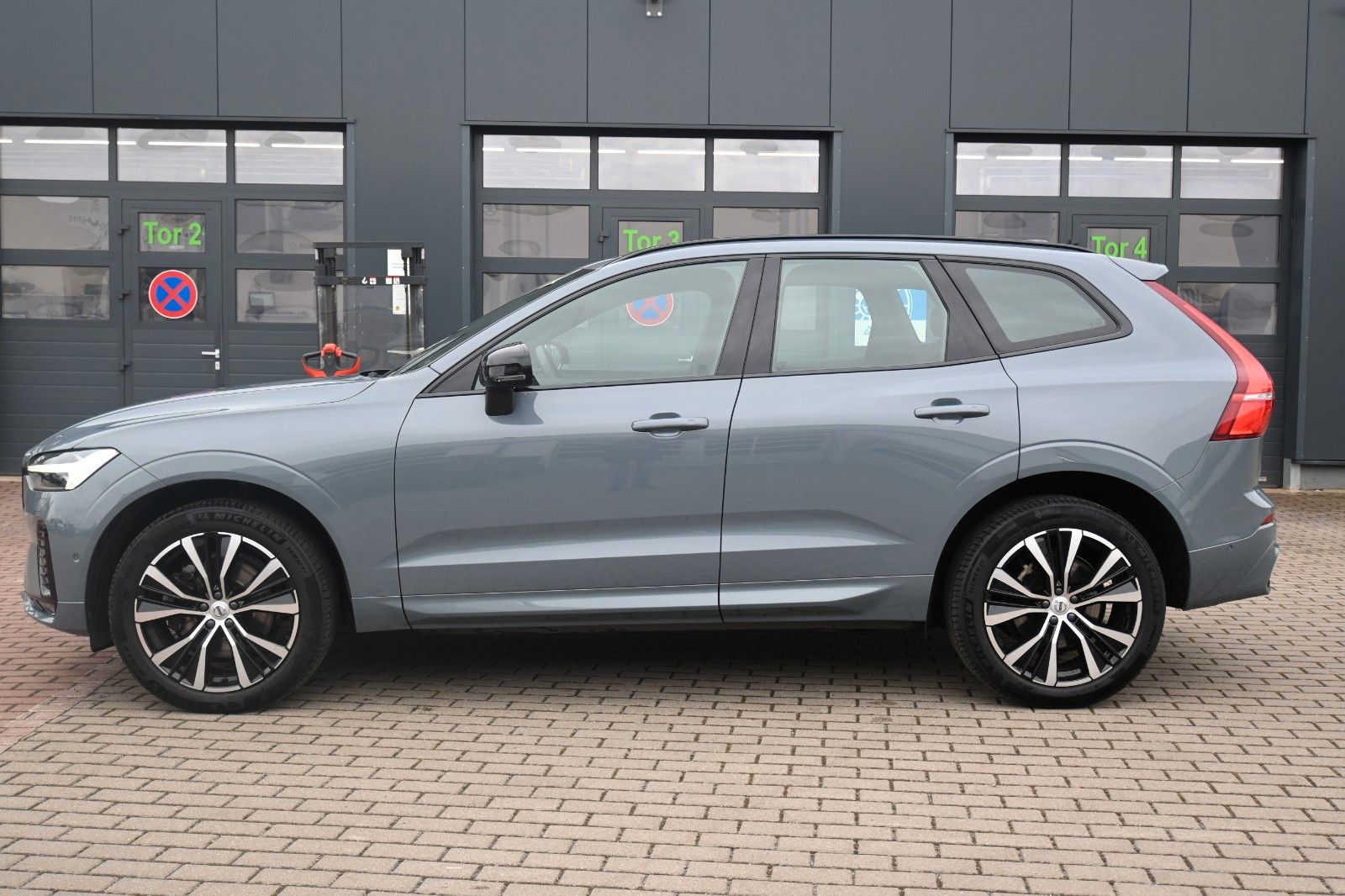 Fahrzeugabbildung Volvo XC60 B4 D AWD Plus Dark*STDHZG*360°*BLIS*ACC*AHK