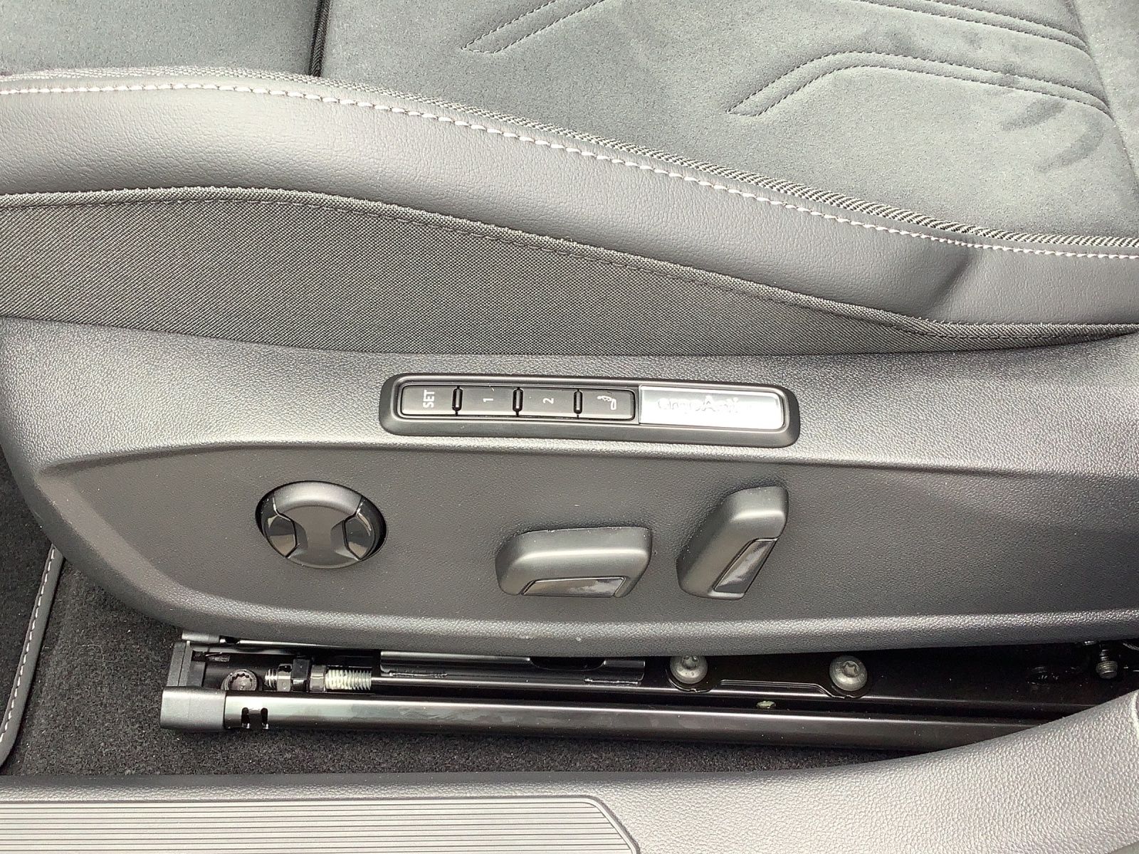 Fahrzeugabbildung Volkswagen Golf VIII Variant TSI Style AHK HuD PANO ACC 360