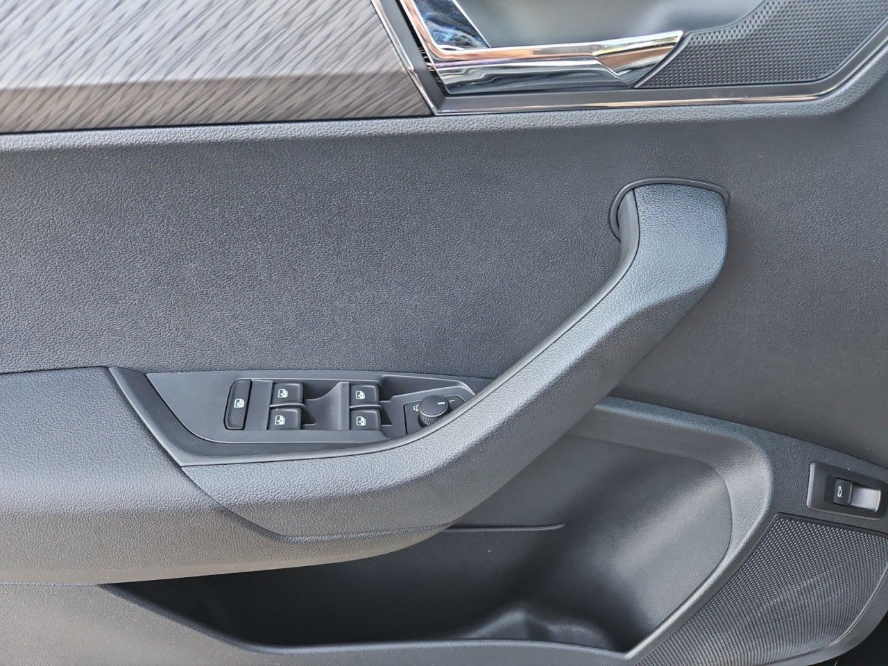 Fahrzeugabbildung SKODA Karoq Selection Style TSI DSG