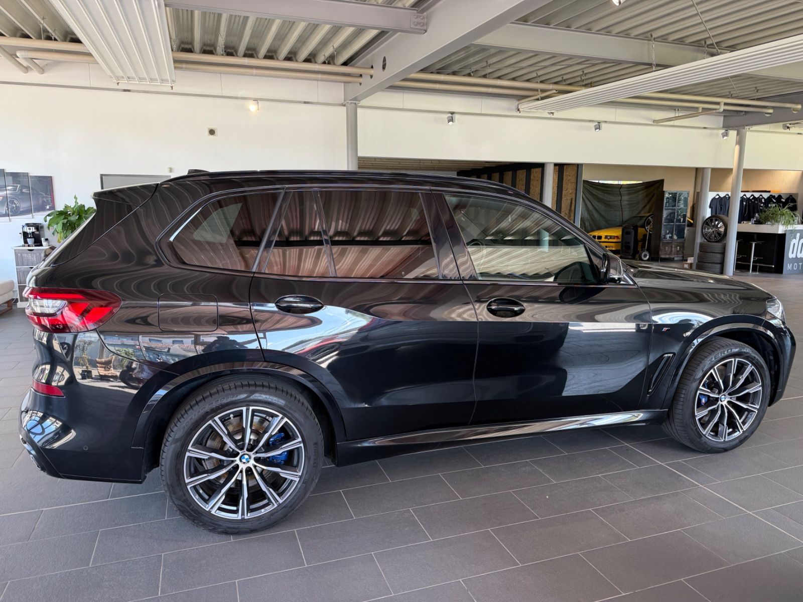 Fahrzeugabbildung BMW X5 xDrive40d M Sport*AHK*StandHz*SkyL*H/K*Laser*