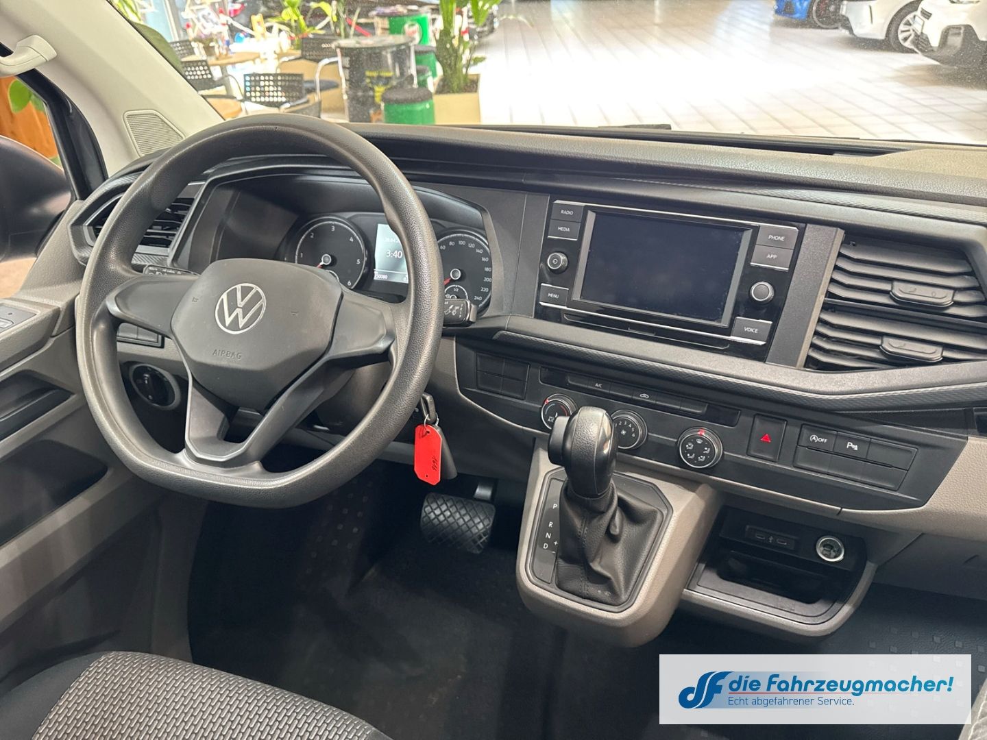 Fahrzeugabbildung Volkswagen Transporter T6.1 Kasten 4MOTION AHK DAB Induktio