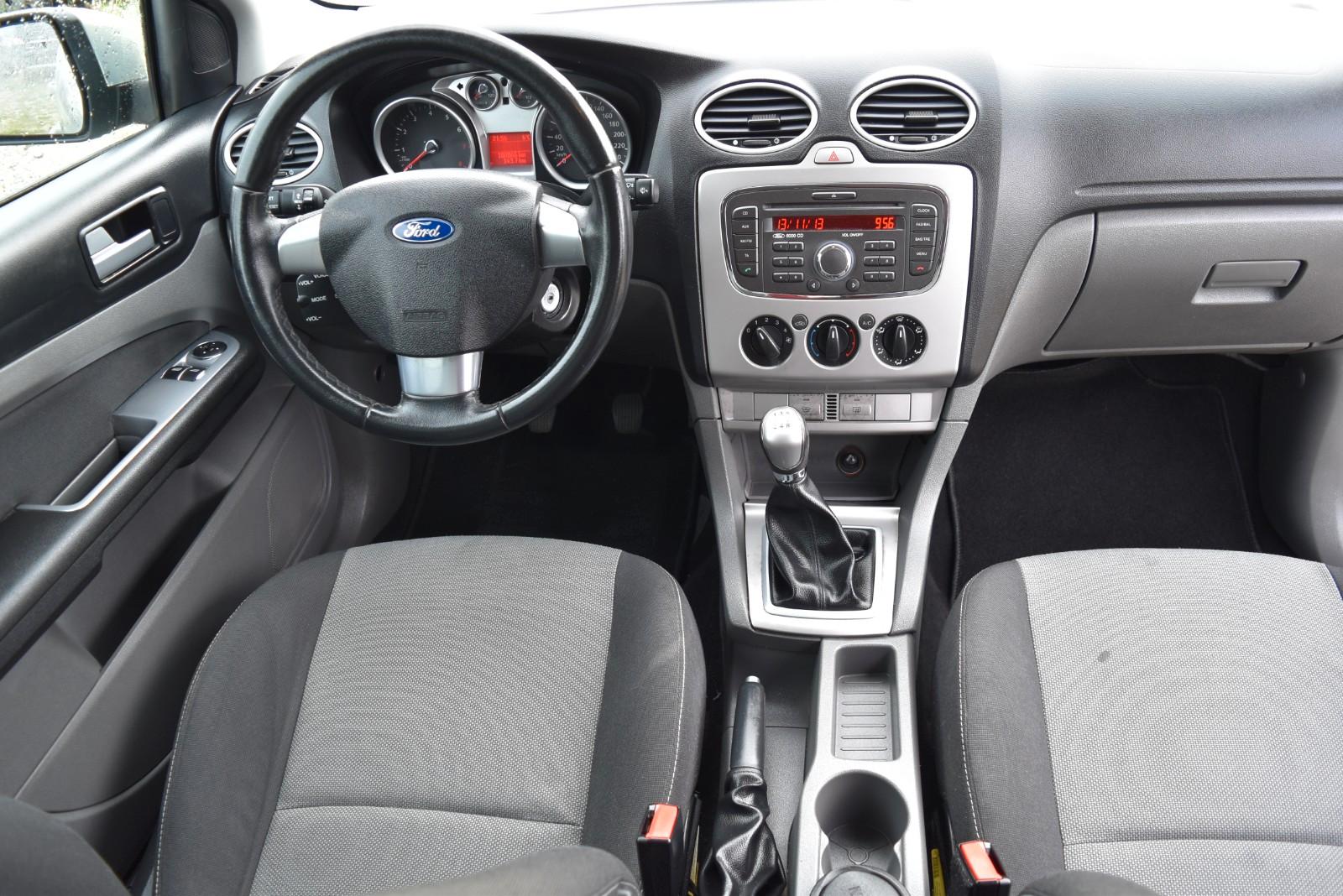 Ford Focus 2010 — photo 16