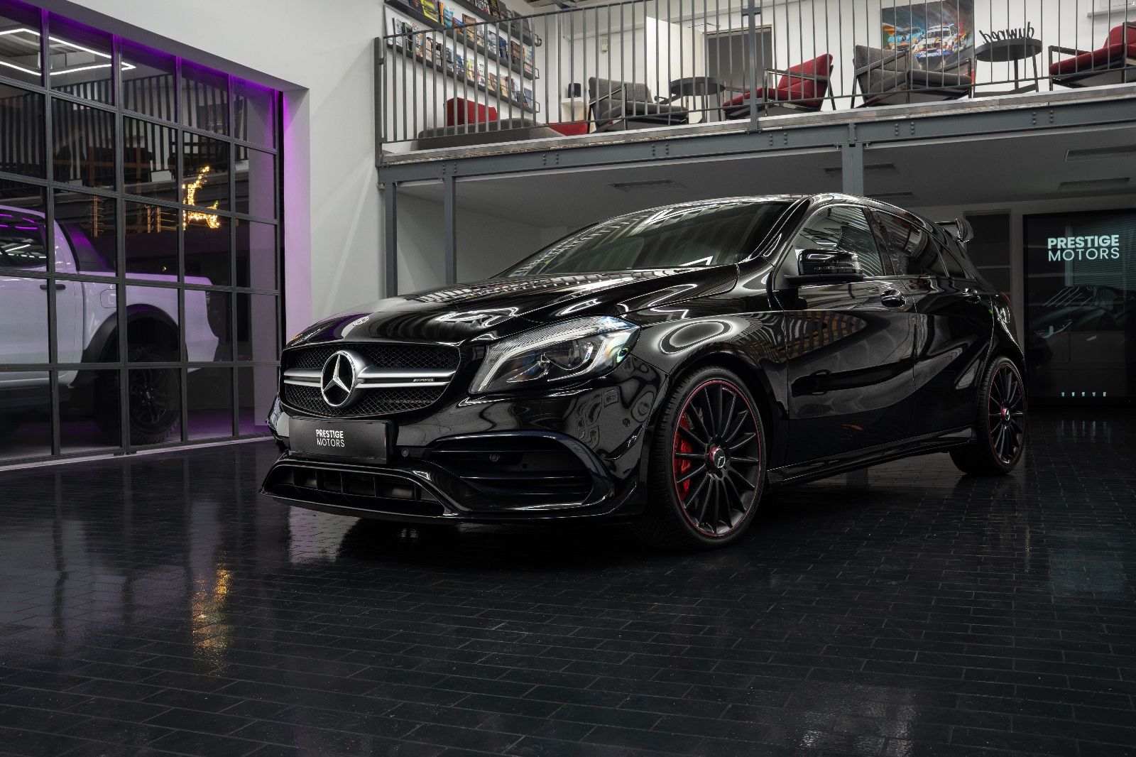 MERCEDES-BENZ A45 AMG 4Matic Aeropaket Schalensitze Pano