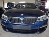 BMW M550i xDrive A - blaue BMW M550