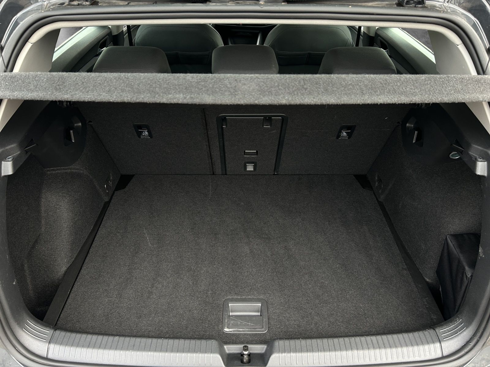 Fahrzeugabbildung Volkswagen Golf VIII Life TDI DSG LED ACC SH PDC Navi AID D