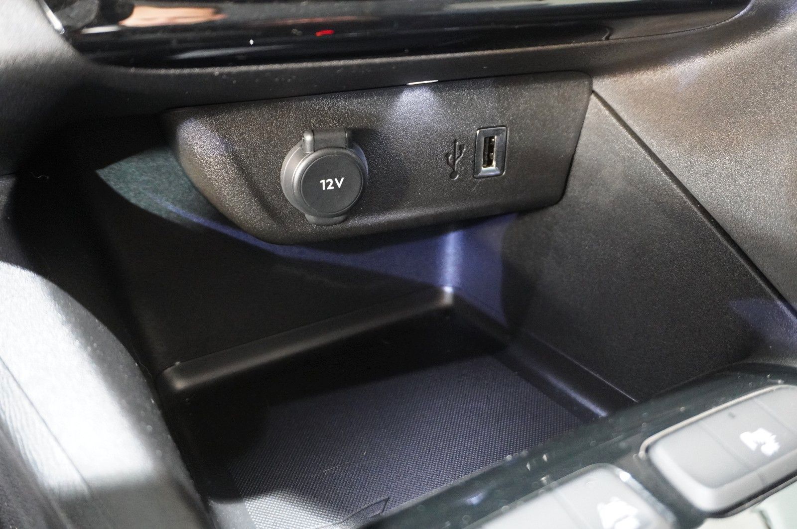 Fahrzeugabbildung Opel Corsa-e ELEGANCE 3-PHASIG NAVI/LED/KAMERA/SH/DAB