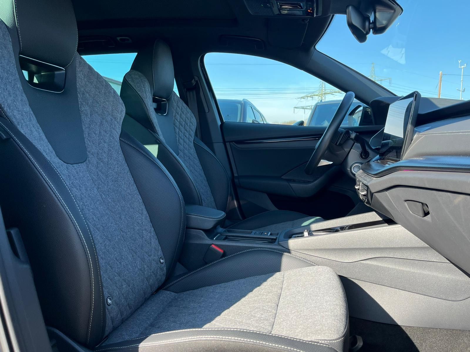 Fahrzeugabbildung SKODA Octavia 1.5 DSG Sportline PANO*MATRIX*AHK*5J.GAR