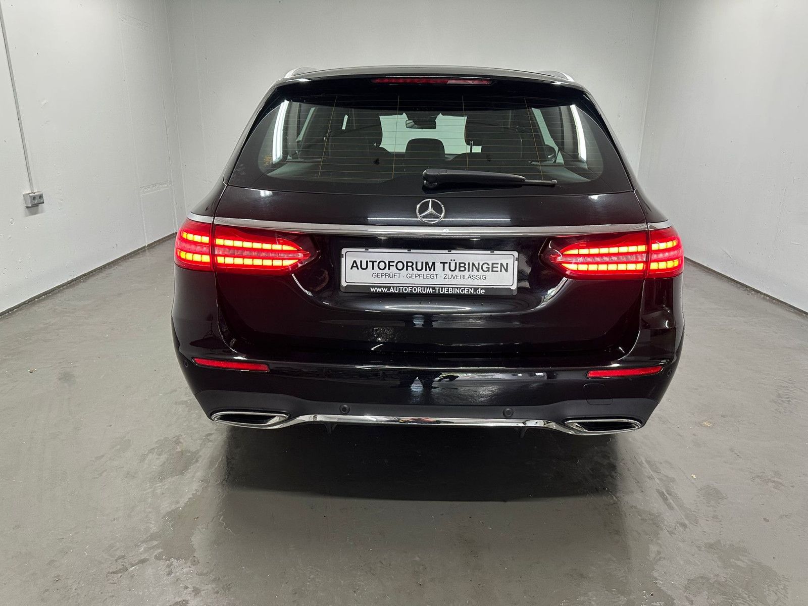 Fahrzeugabbildung Mercedes-Benz E 300 d 4MATIC T Autom * AMG-LINE*NAVI*AMBIL*