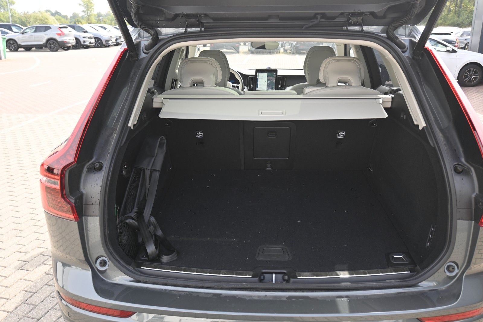 Fahrzeugabbildung Volvo XC60 B5 B  Ultra Dark AWD*B&W*PANO*LUFT*AHK*